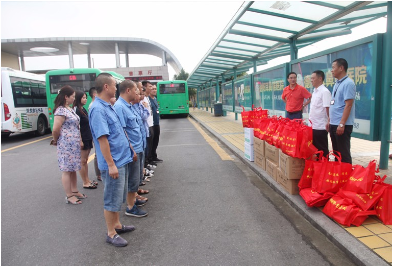 市建設局和市總工會(huì )領(lǐng)導為集團一線(xiàn)員工“送清涼“