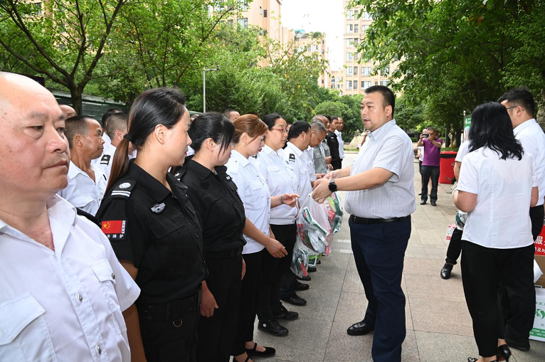 仟坤集團為仟坤物業(yè)一線(xiàn)服務(wù)員工送去”清涼“